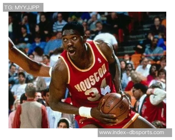 奥拉朱旺称赞文班独特投篮技巧难以防守旋转多样性令人惊叹 奥拉朱旺称赞文班独特投篮技巧难以防守旋转多样性令人惊叹