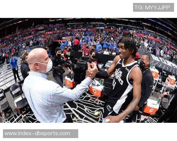 曼恩火力全开7投6中三分球完美表现助力球队拿下15分与3个篮板 曼恩火力全开7投6中三分球完美表现助力球队拿下15分与3个篮板