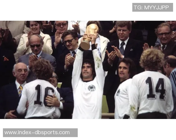 登贝莱荣归故里为家乡埃夫勒捧回金球奖杯引发热烈庆祝 登贝莱荣归故里为家乡埃夫勒捧回金球奖杯引发热烈庆祝