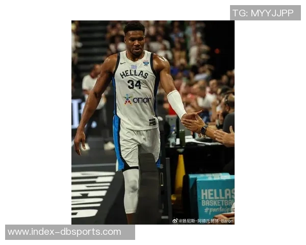 字母哥身穿43号球衣训练双臂肌肉线条惊艳全场引发热议 字母哥身穿43号球衣训练双臂肌肉线条惊艳全场引发热议