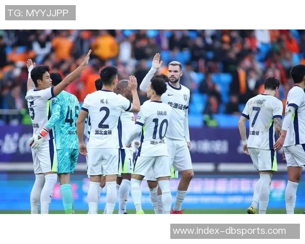 海牛门前连续进攻未果VAR判罚越位导致进球无效引发争议 海牛门前连续进攻未果VAR判罚越位导致进球无效引发争议