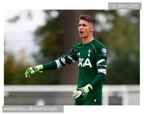 26岁退役热刺门将怀特曼成功转型为摄影师与电影导演展现文艺风采